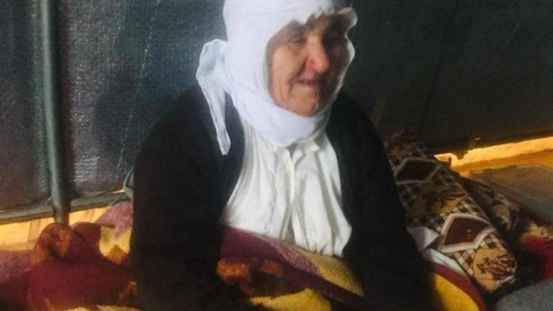 زن مسن ایزدی در انتظار به‌دست آوردن رکورد کتاب گینس